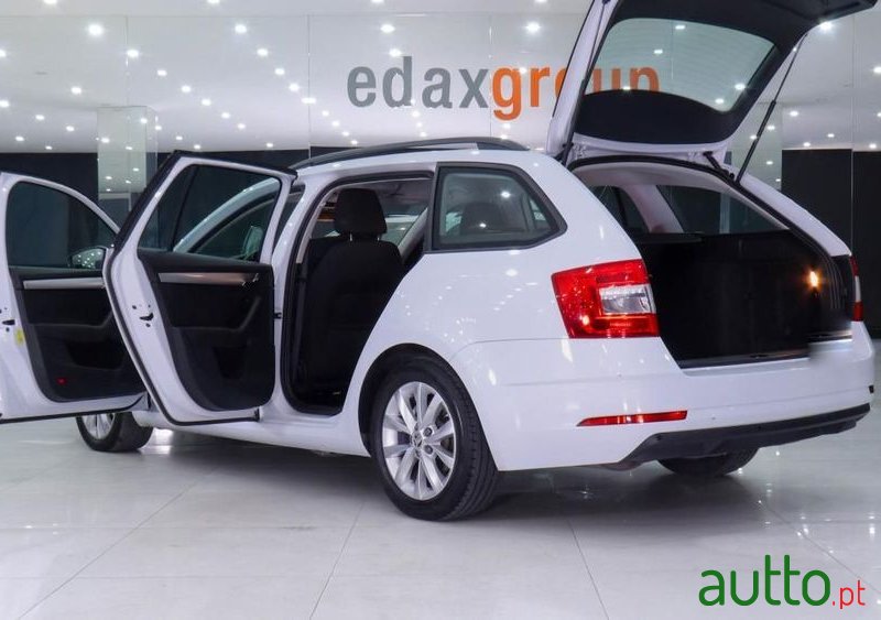 2020' Skoda Octavia Break photo #5