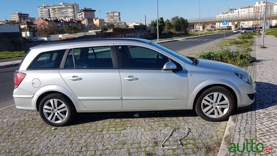 2008' Opel Astra Caravan photo #4