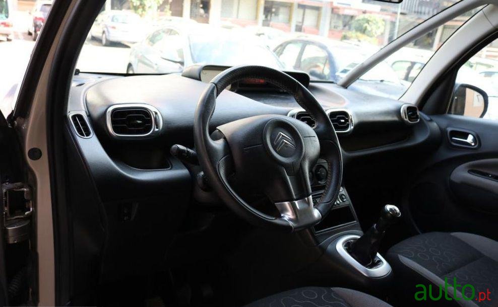 2010' Citroen C3 Picasso photo #2