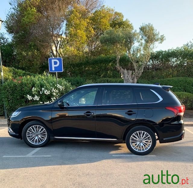 2020' Mitsubishi Outlander photo #3