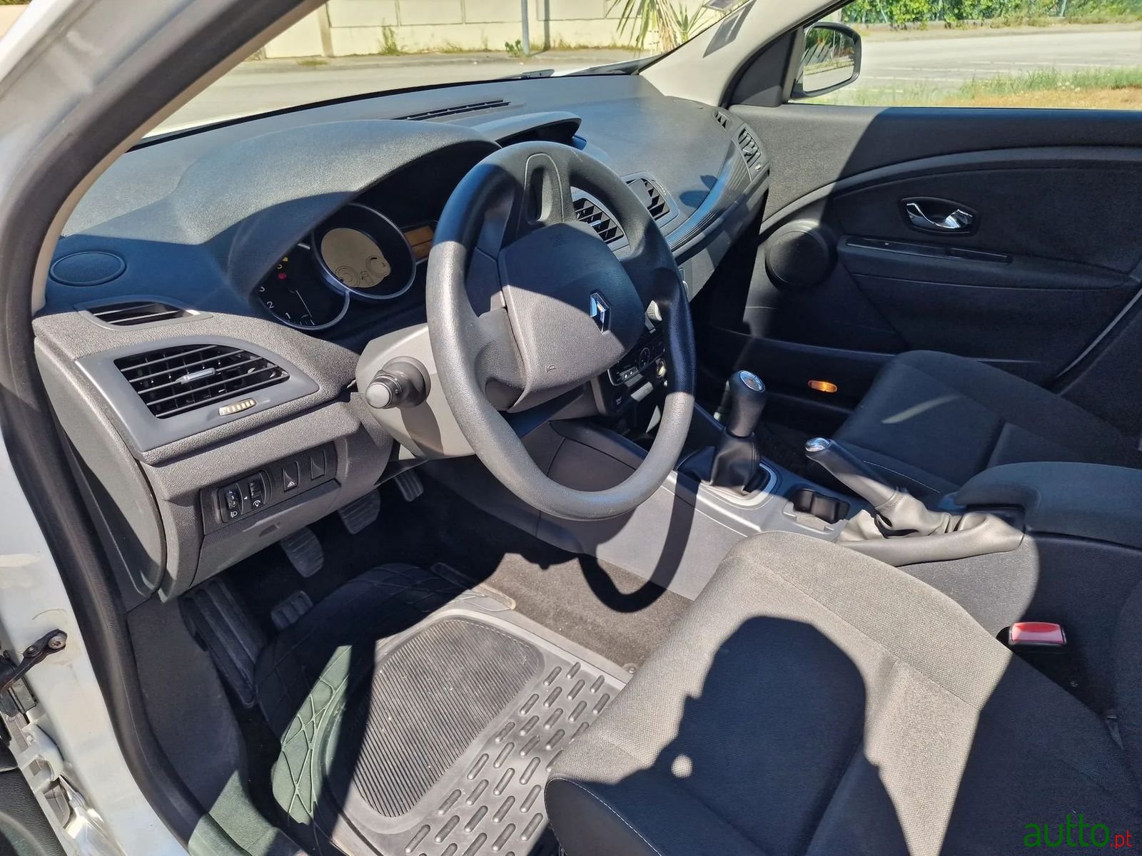 2011' Renault Megane Sport Tourer photo #6