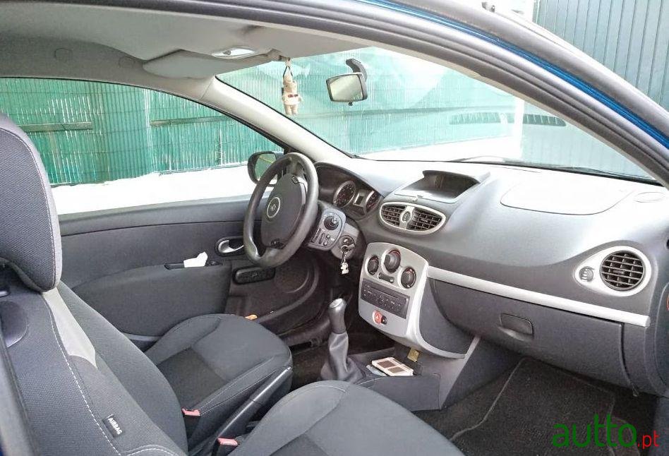 2009' Renault Clio photo #4