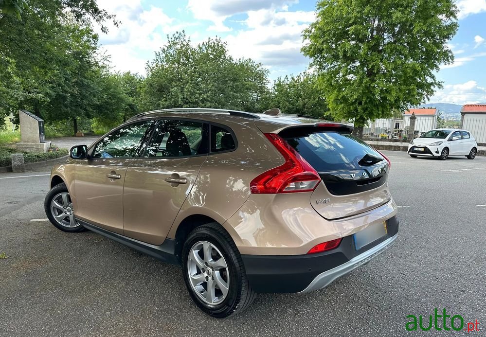 2016' Volvo V40 Cross Country photo #5
