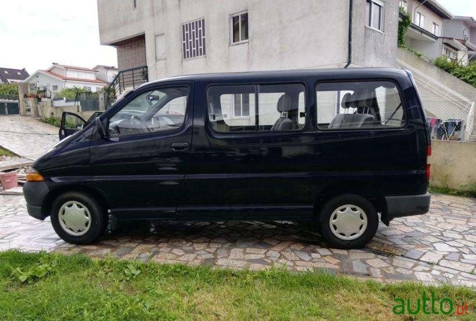 2001' Toyota Hiace photo #1