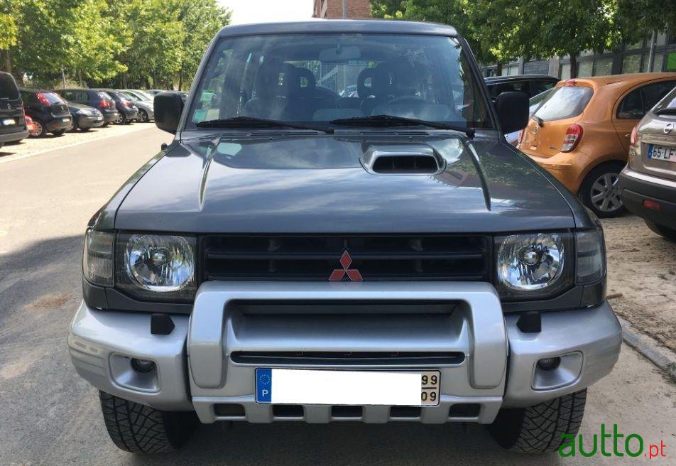 1999' Mitsubishi Pajero photo #1
