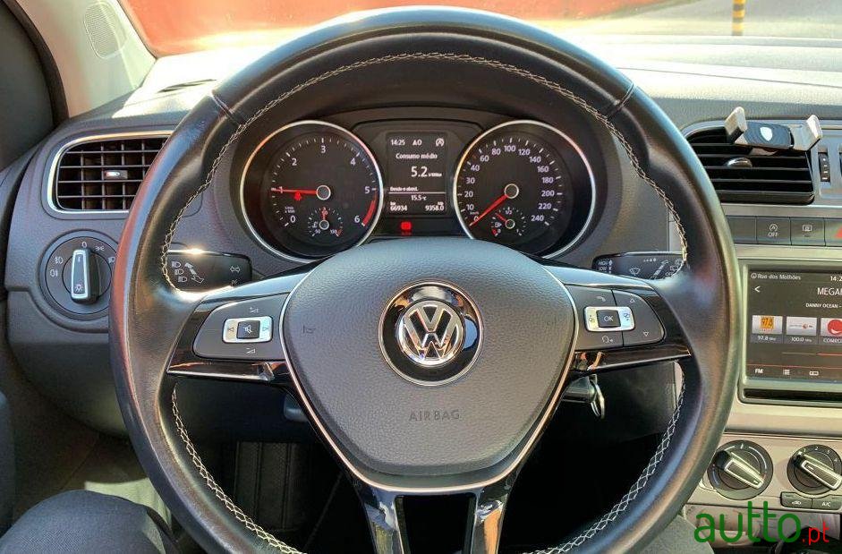 2015' Volkswagen Polo Lounge photo #3