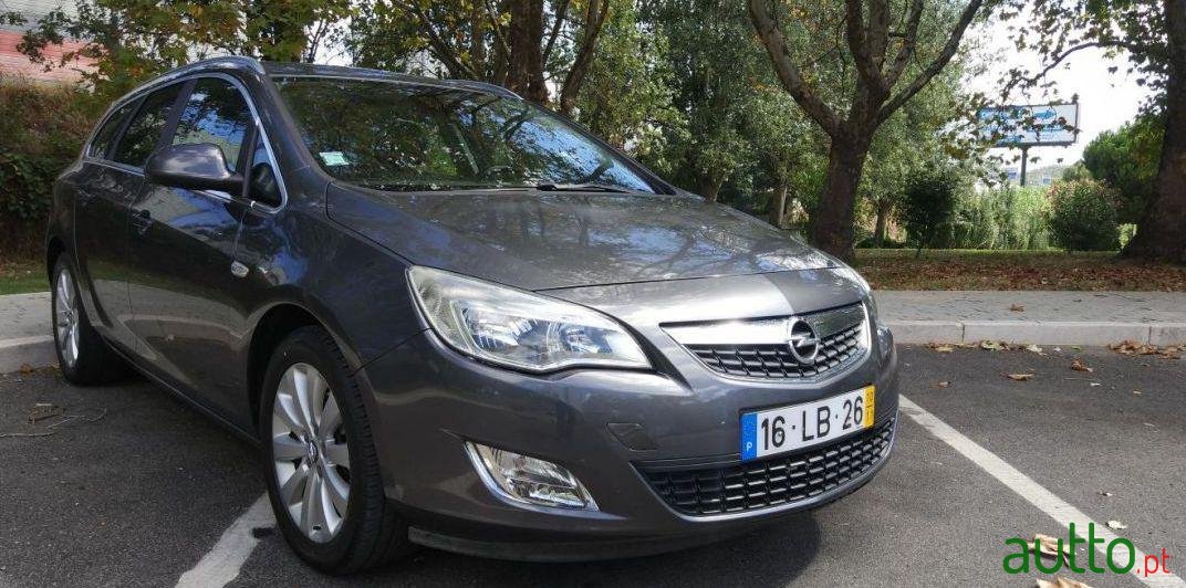 2010' Opel Astra Sports Tourer photo #1