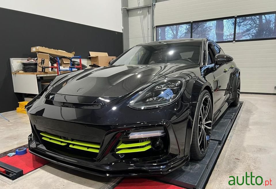 2020' Porsche Panamera Sport Turismo photo #2