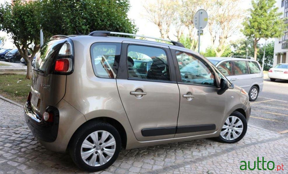 2010' Citroen C3 Picasso photo #1