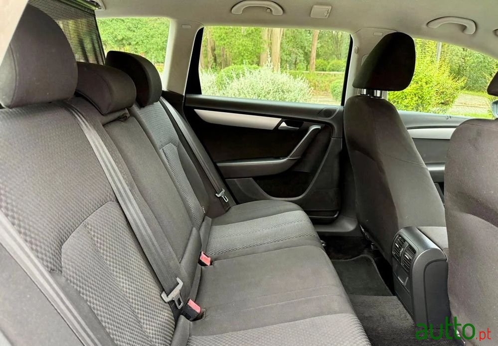 2011' Volkswagen Passat Variant photo #6