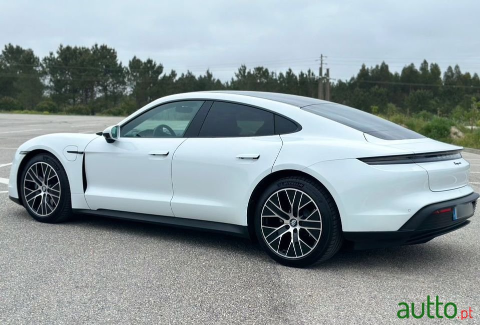 2021' Porsche Taycan photo #2