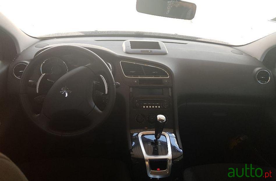 2013' Peugeot 5008 Var Oe9Hd photo #1