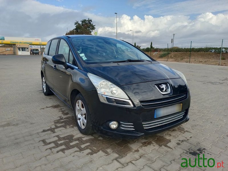 2012' Peugeot 5008 photo #2