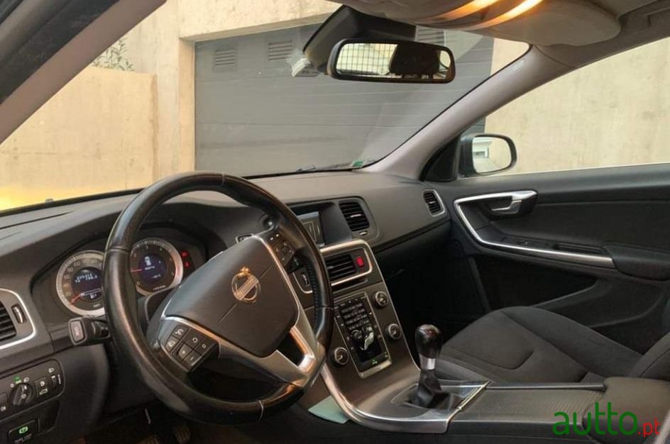 2011' Volvo V60 Momentum photo #3