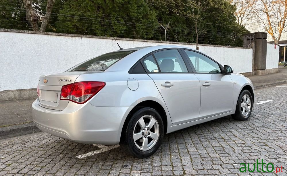 2010' Chevrolet Cruze 1.6 Ls photo #2