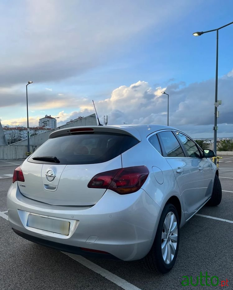 2011' Opel Astra 1.4 Cosmo photo #5