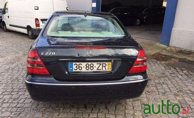 2005' Mercedes-Benz E-220 Cdi  Elegance photo #3