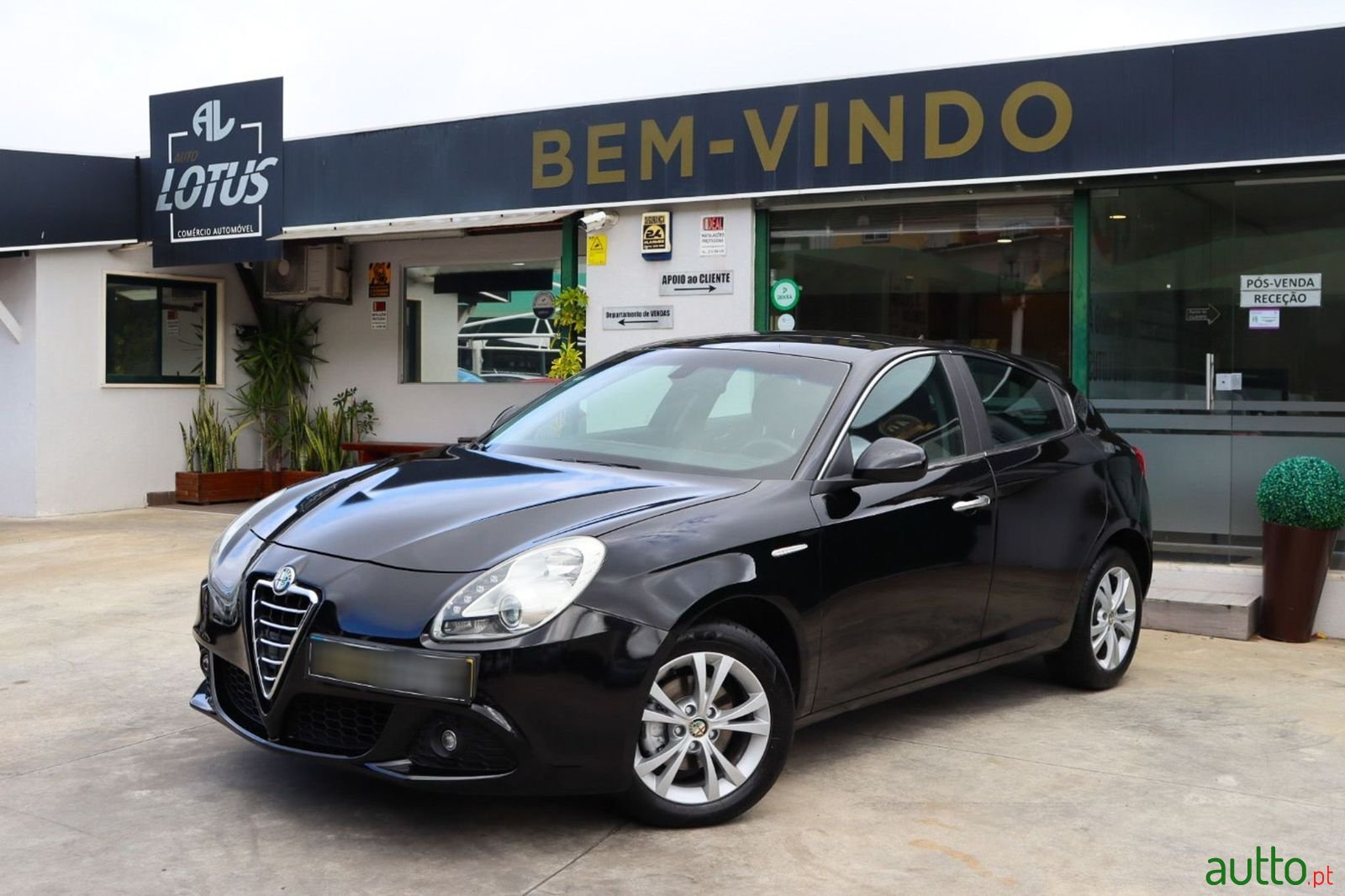 2011' Alfa Romeo Giulietta photo #2