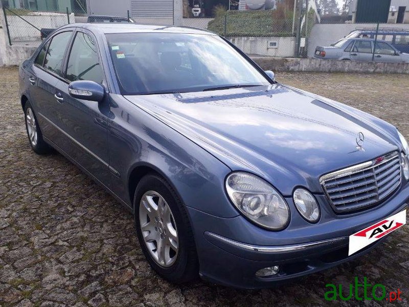 2004' Mercedes-Benz E-220 Cdi photo #1