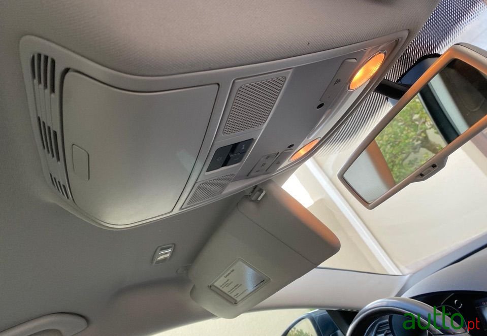 2011' Volkswagen Passat photo #6