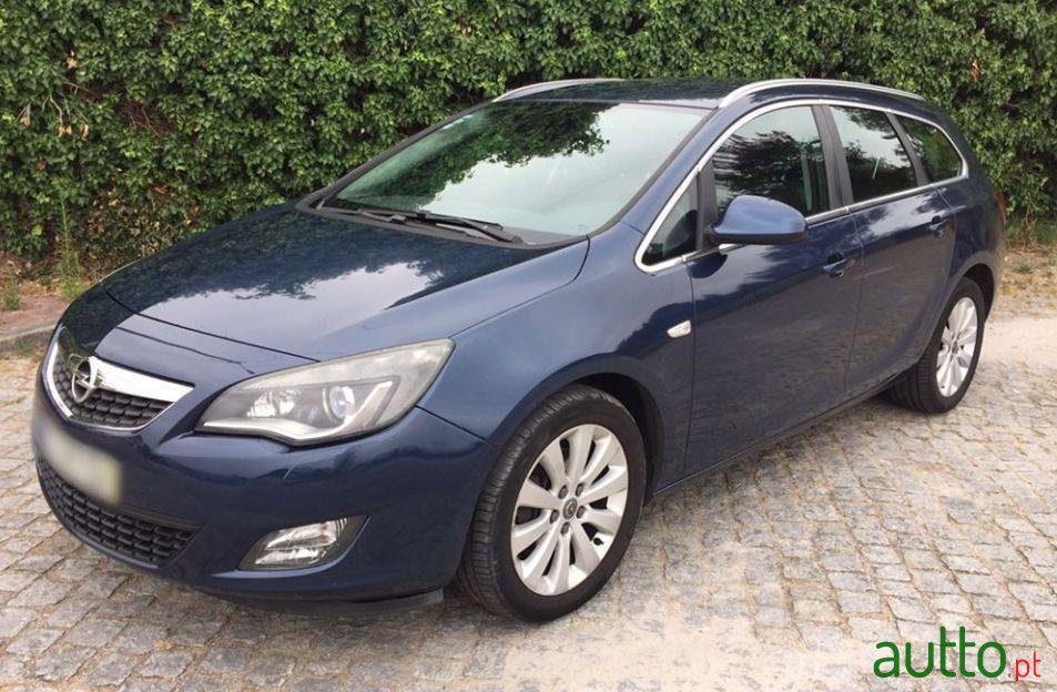 2011' Opel Astra Sports Tourer photo #1