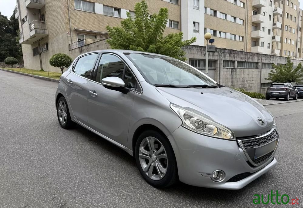 2014' Peugeot 208 1.4 Hdi Allure photo #2