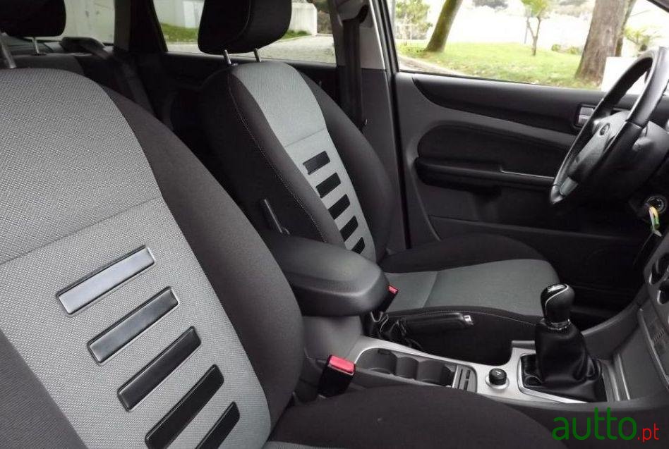 2010' Ford Focus Sw photo #1