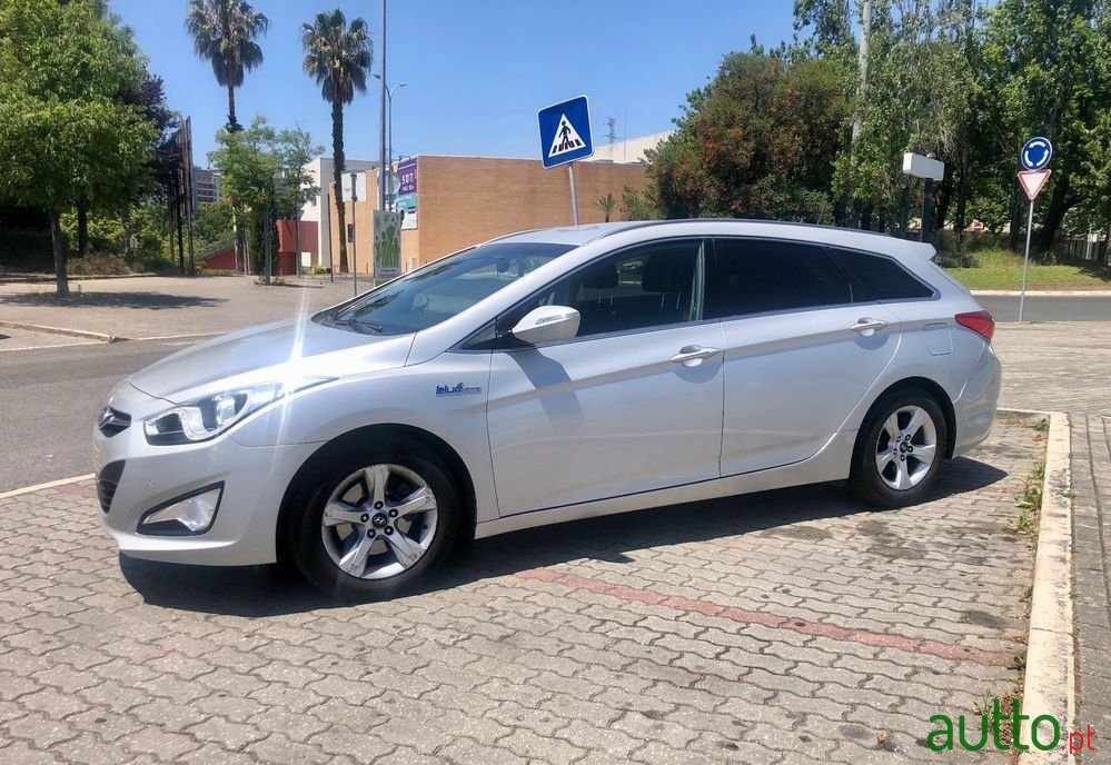 2011' Hyundai i40 Sw photo #2