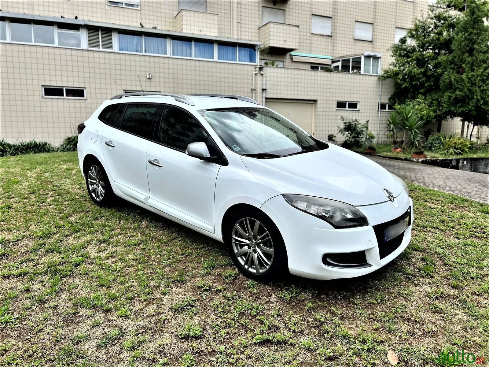 2010' Renault Megane Sport Tourer photo #2