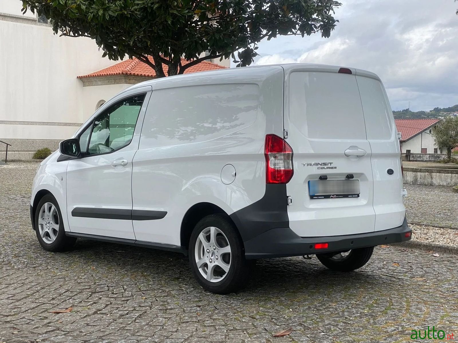 2017' Ford Courier photo #3