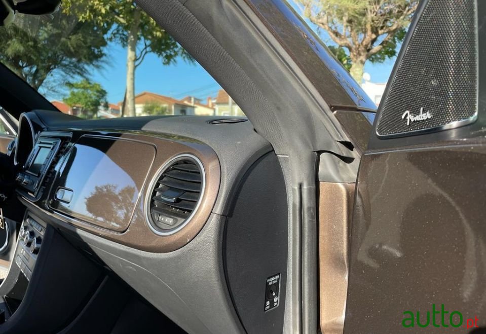 2013' Volkswagen New Beetle photo #6