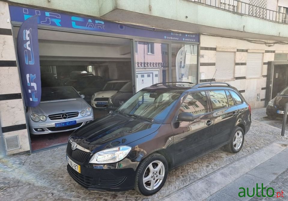 2013' Skoda Fabia Break photo #2