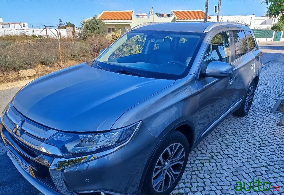 2016' Mitsubishi Outlander photo #2