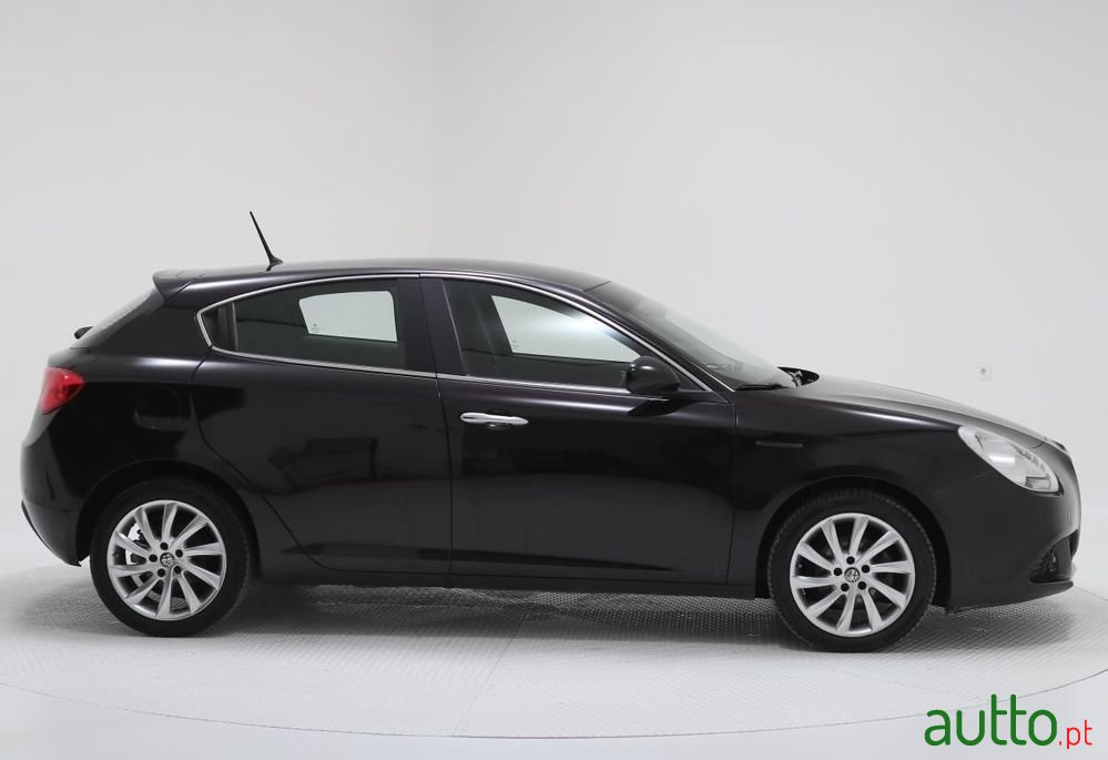 2013' Alfa Romeo Giulietta photo #2