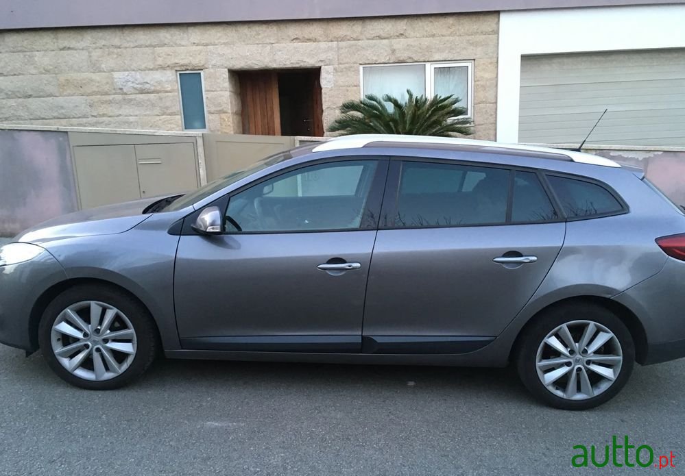 2010' Renault Megane Break photo #1