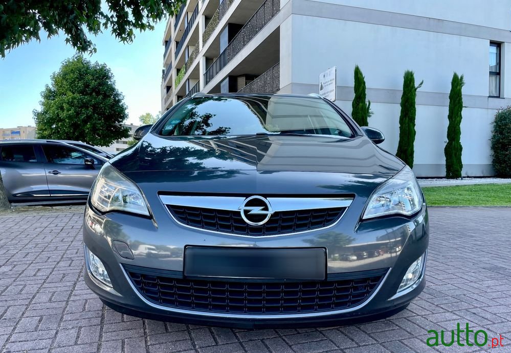 2011' Opel Astra Sports Tourer photo #3