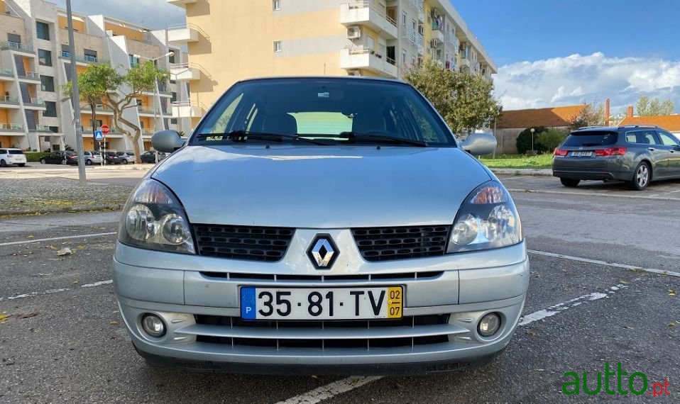 2002' Renault Clio photo #2