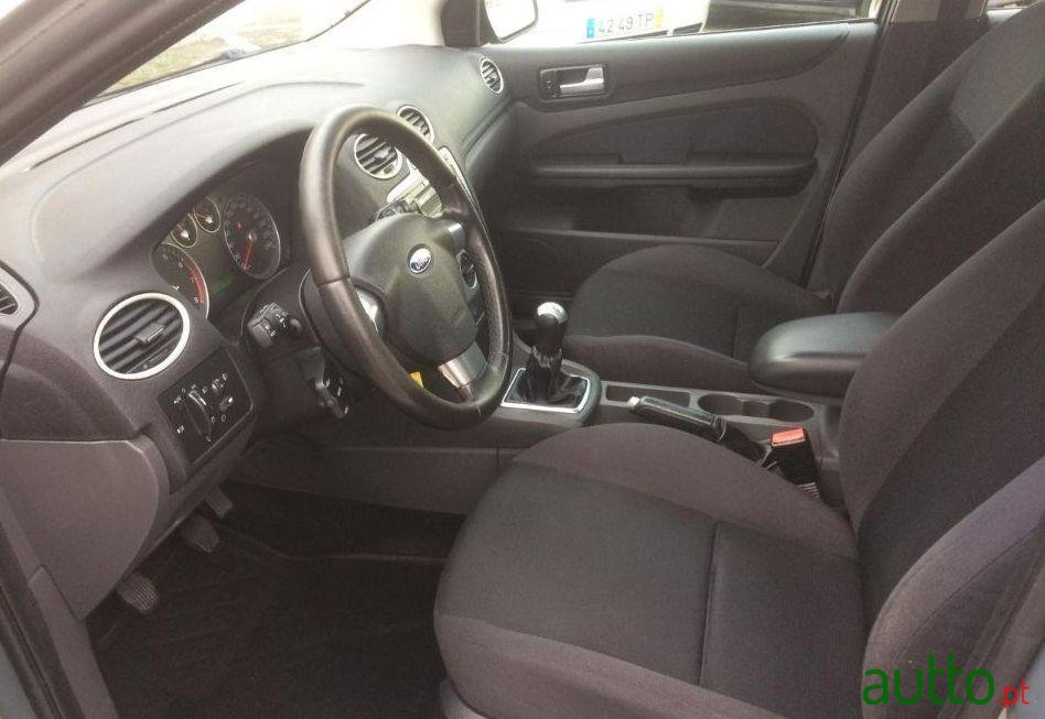 2005' Ford Focus Sw photo #2