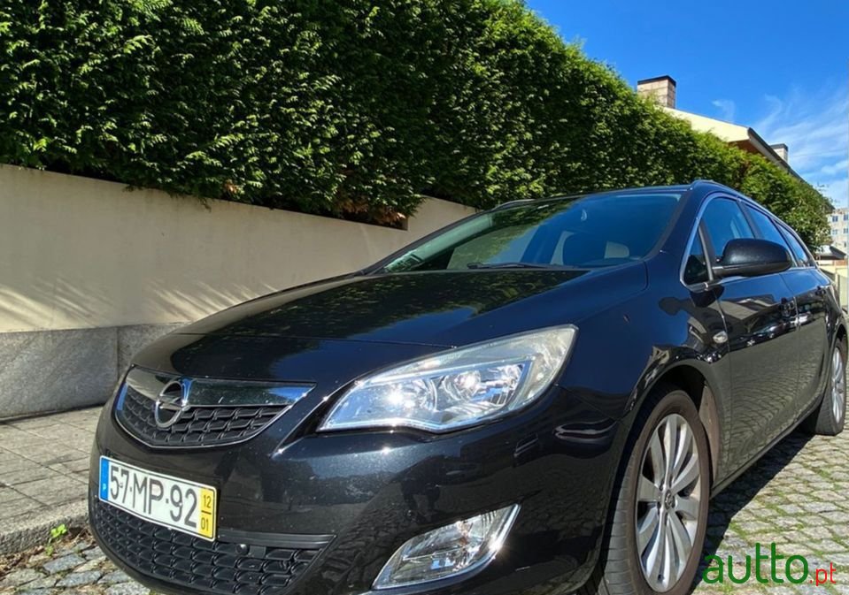 2012' Opel Astra Sport Tourer photo #1