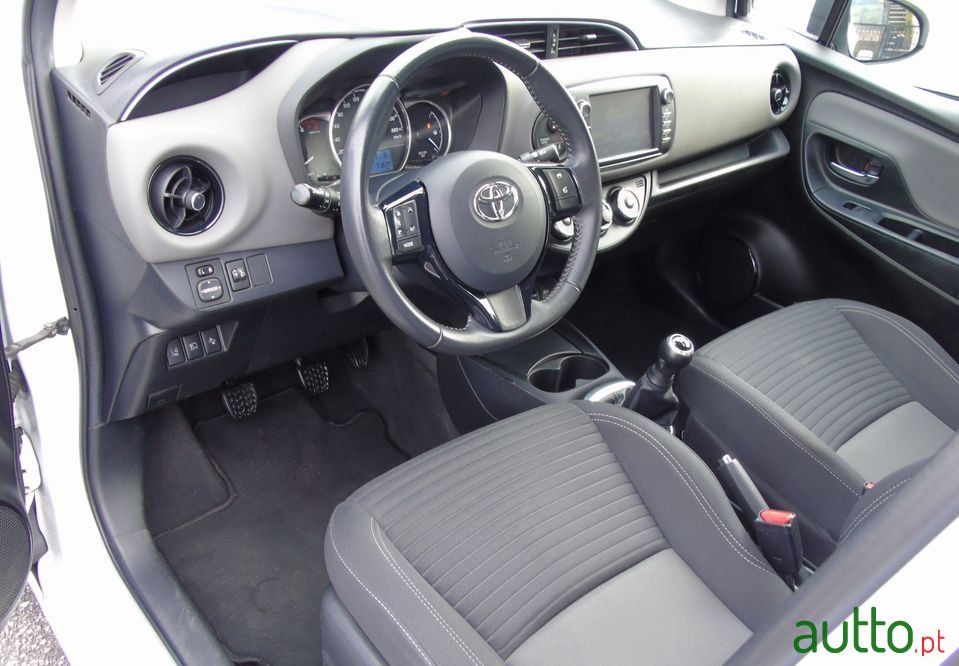 2017' Toyota Yaris photo #6