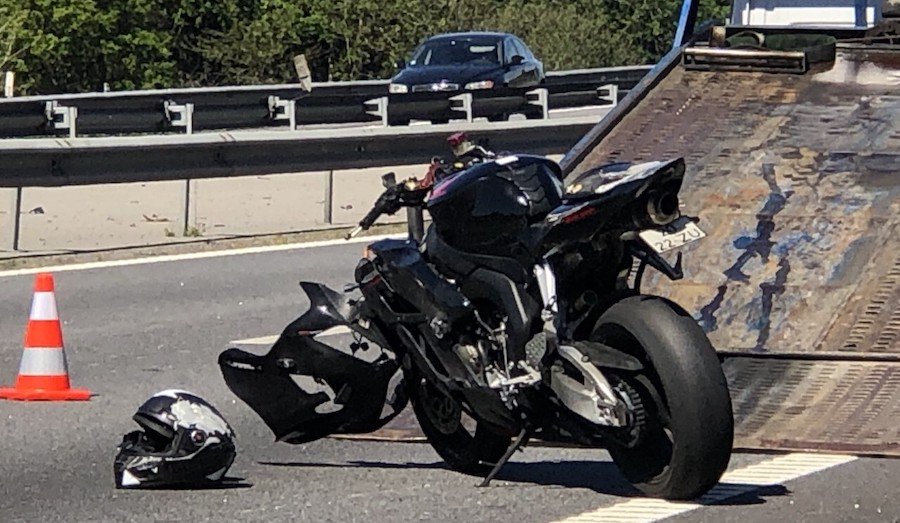 Motociclista em estado grave após colisão na A28