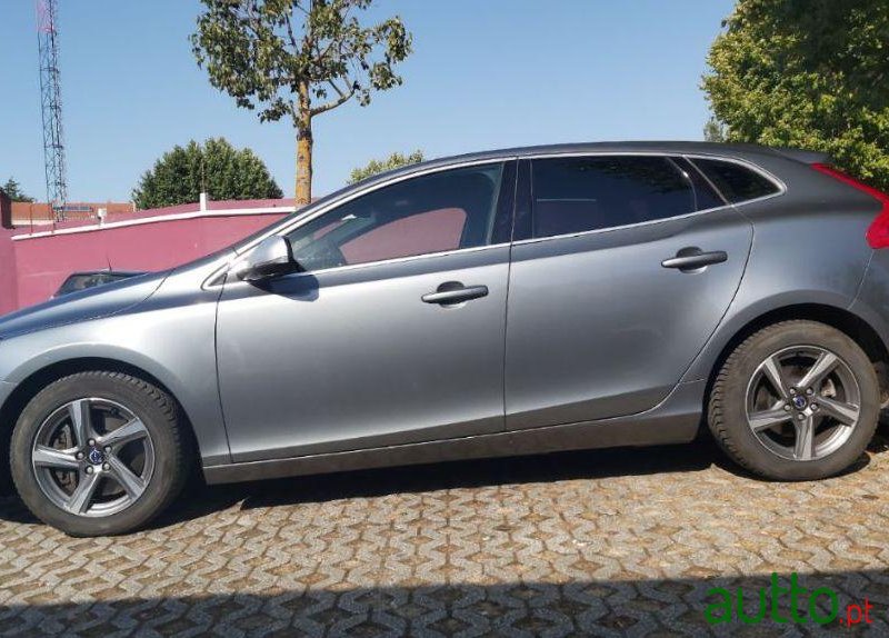 2014' Volvo V40 2.0 D4 R-Design photo #1