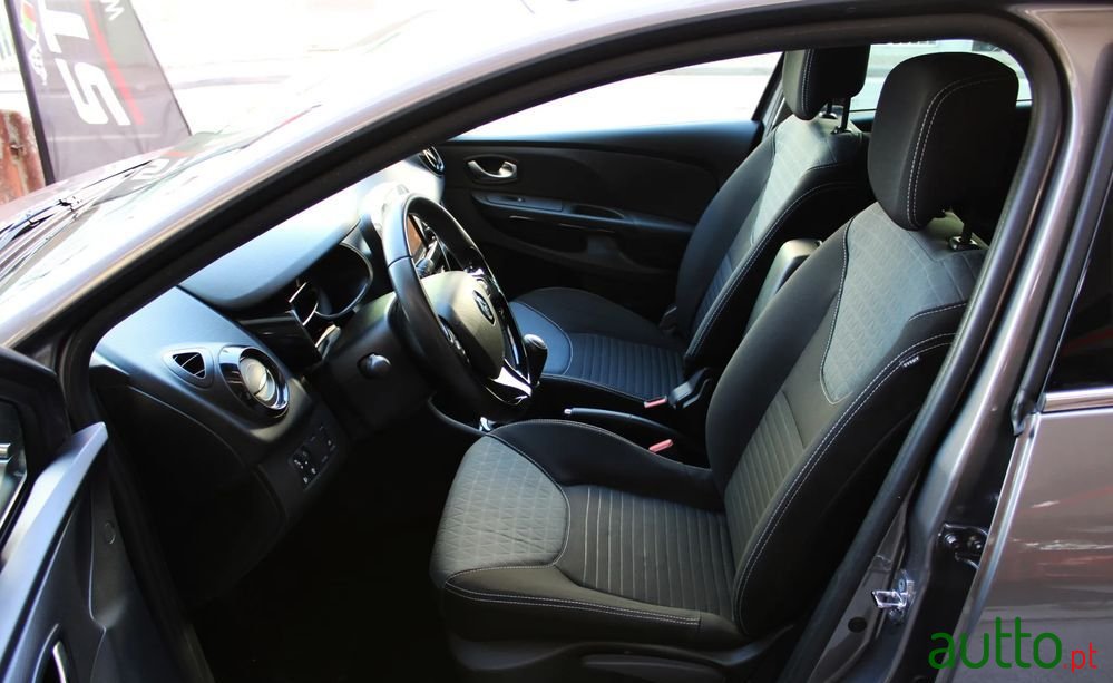 2015' Renault Clio Sport Tourer 0.9 Tce photo #6