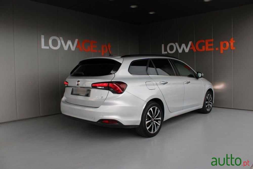 2020' Fiat Tipo Station Wagon photo #2