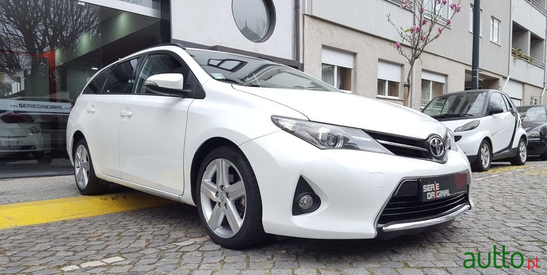 2013' Toyota Auris Touring Sports photo #4