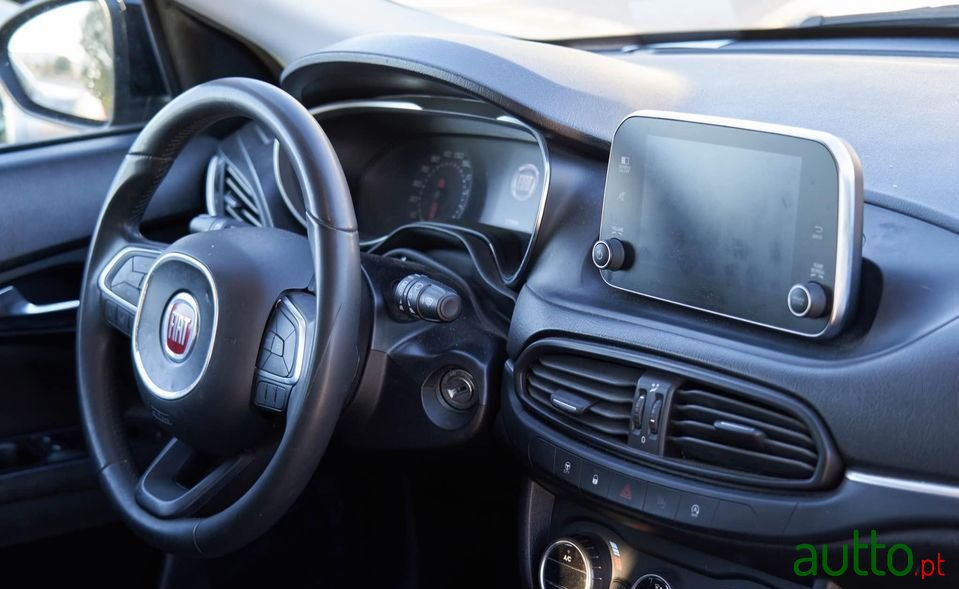 2017' Fiat Tipo Station Wagon photo #2