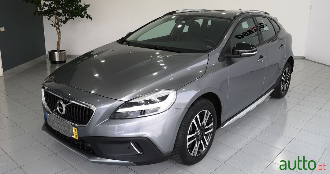 2018' Volvo V40 Cross Country photo #1