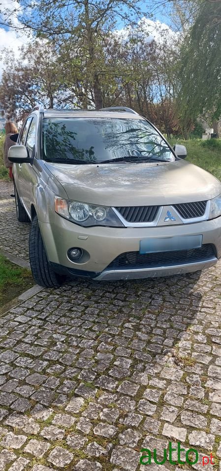 2008' Mitsubishi Outlander photo #2