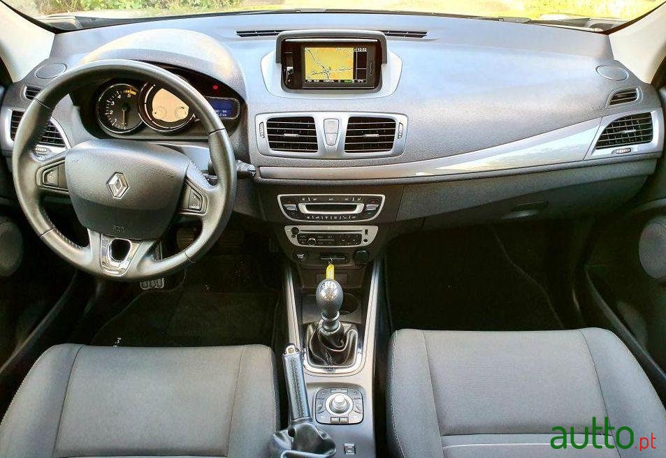 2015' Renault Clio Sport Tourer photo #4