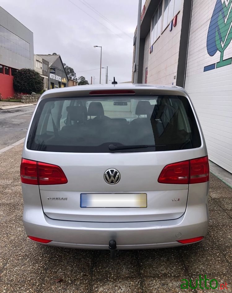 2014' Volkswagen Touran photo #3